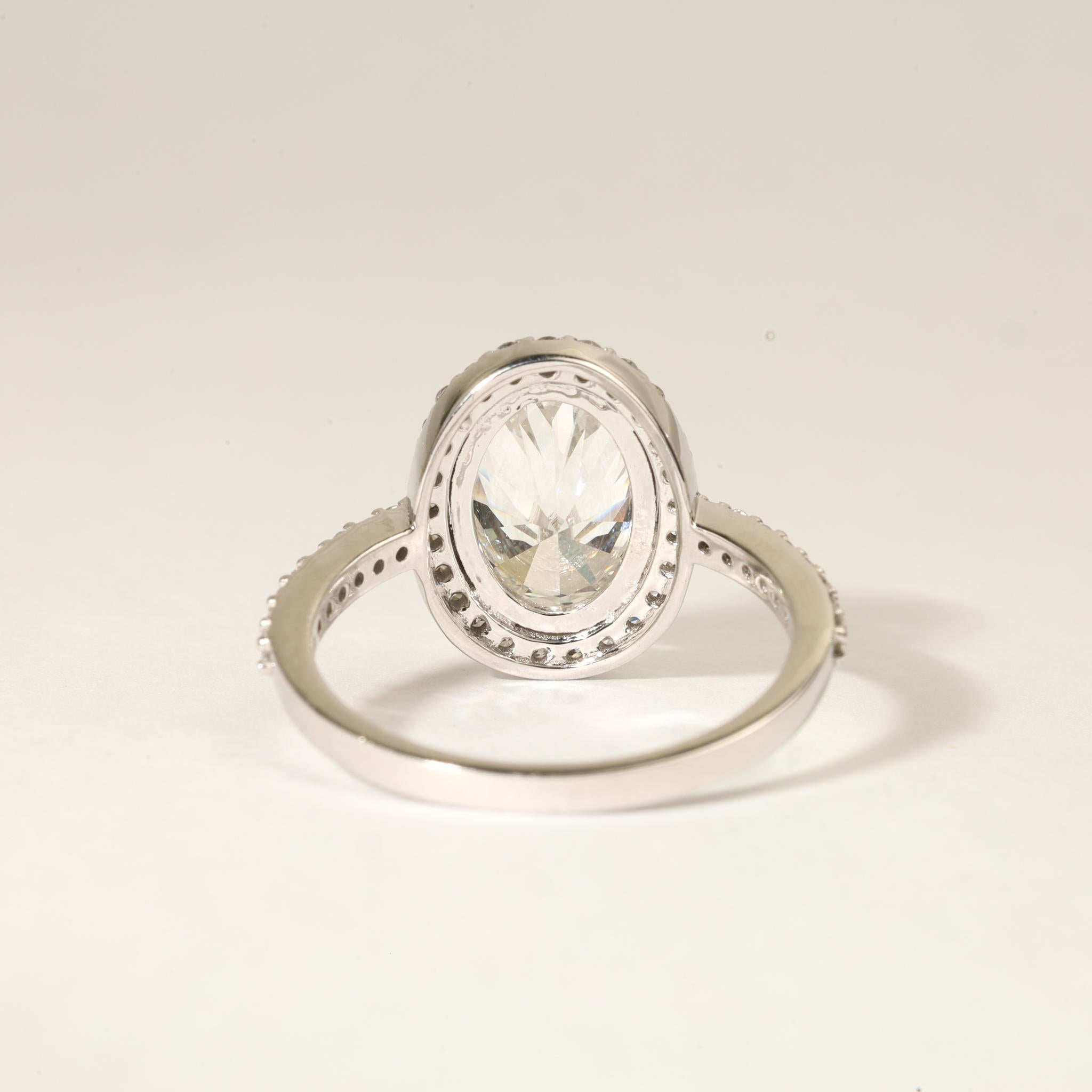 Taille ovale Bague de fiançailles en or blanc 18 carats avec halo de diamants ovales de 3 ct certifiés par la GIA en vente