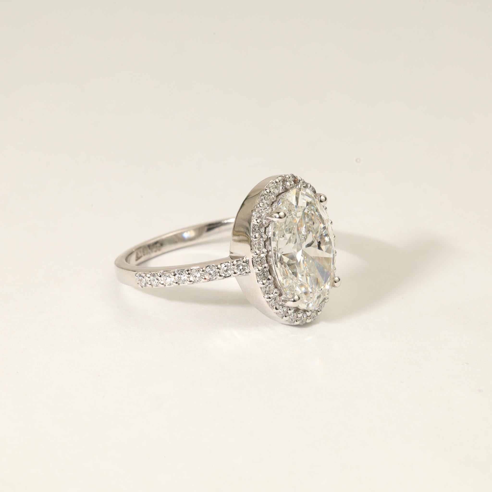 Bague de fiançailles en or blanc 18 carats avec halo de diamants ovales de 3 ct certifiés par la GIA Neuf - En vente à Jaipur, RJ