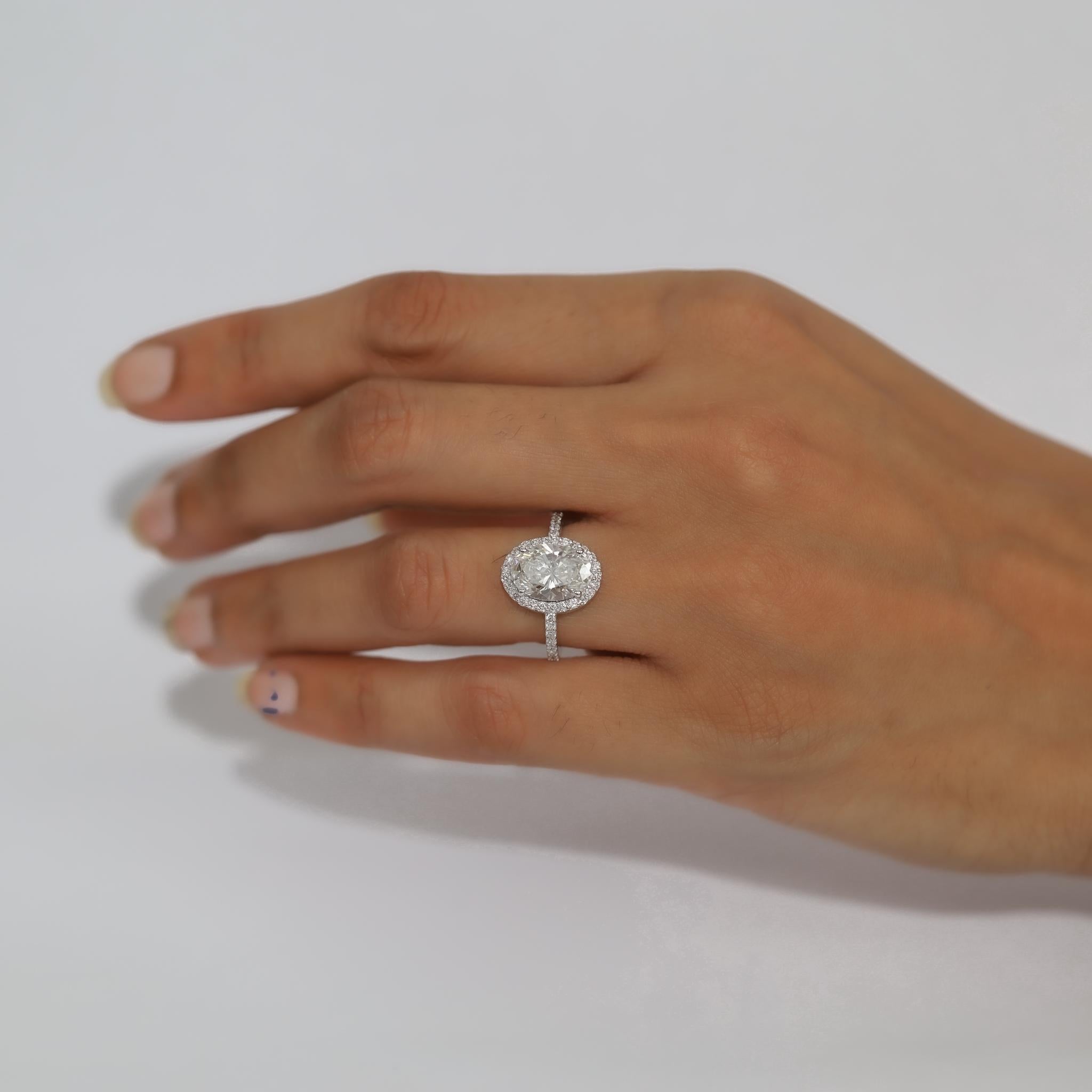 Bague de fiançailles en or blanc 18 carats avec halo de diamants ovales de 3 ct certifiés par la GIA Pour femmes en vente