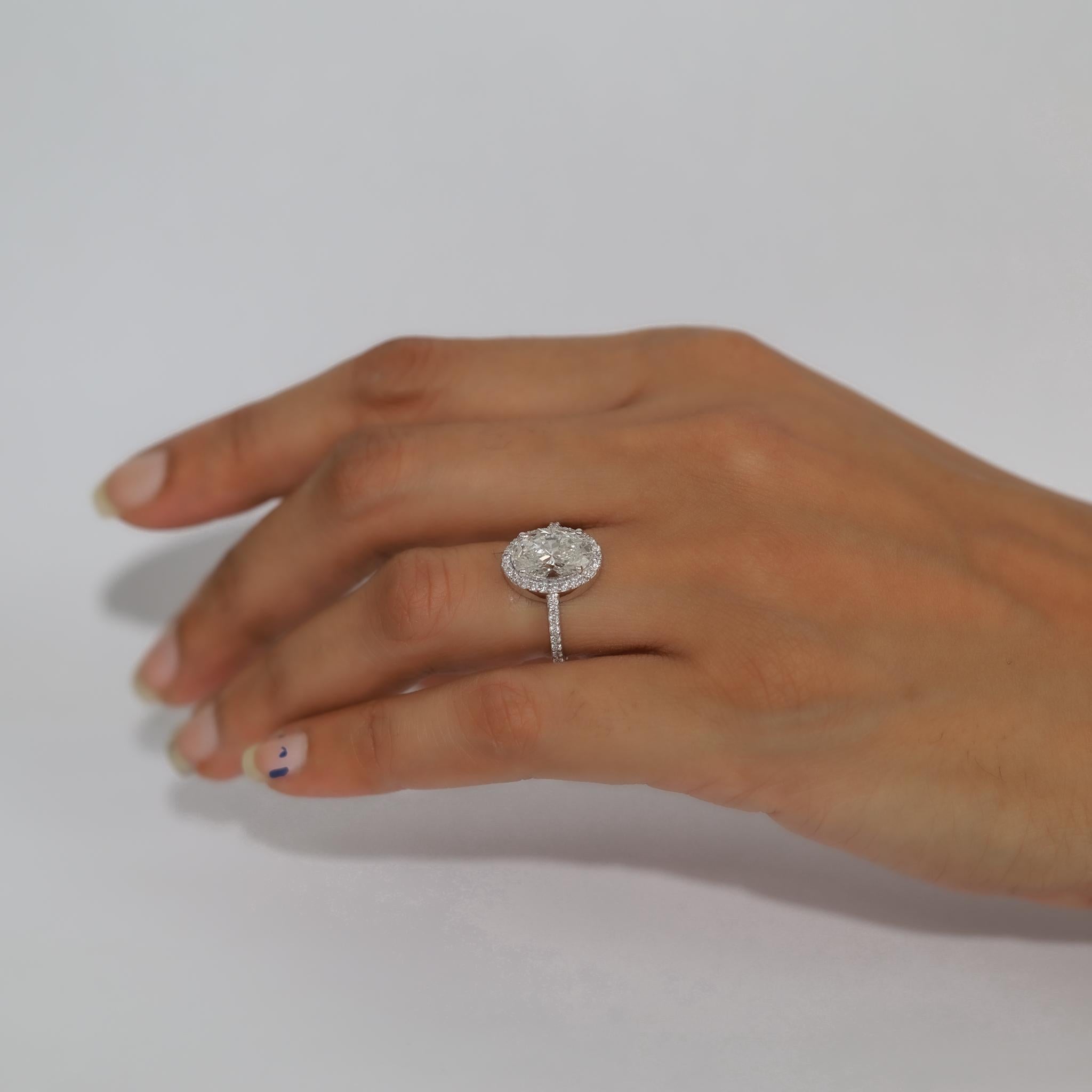 Bague de fiançailles en or blanc 18 carats avec halo de diamants ovales de 3 ct certifiés par la GIA en vente 1
