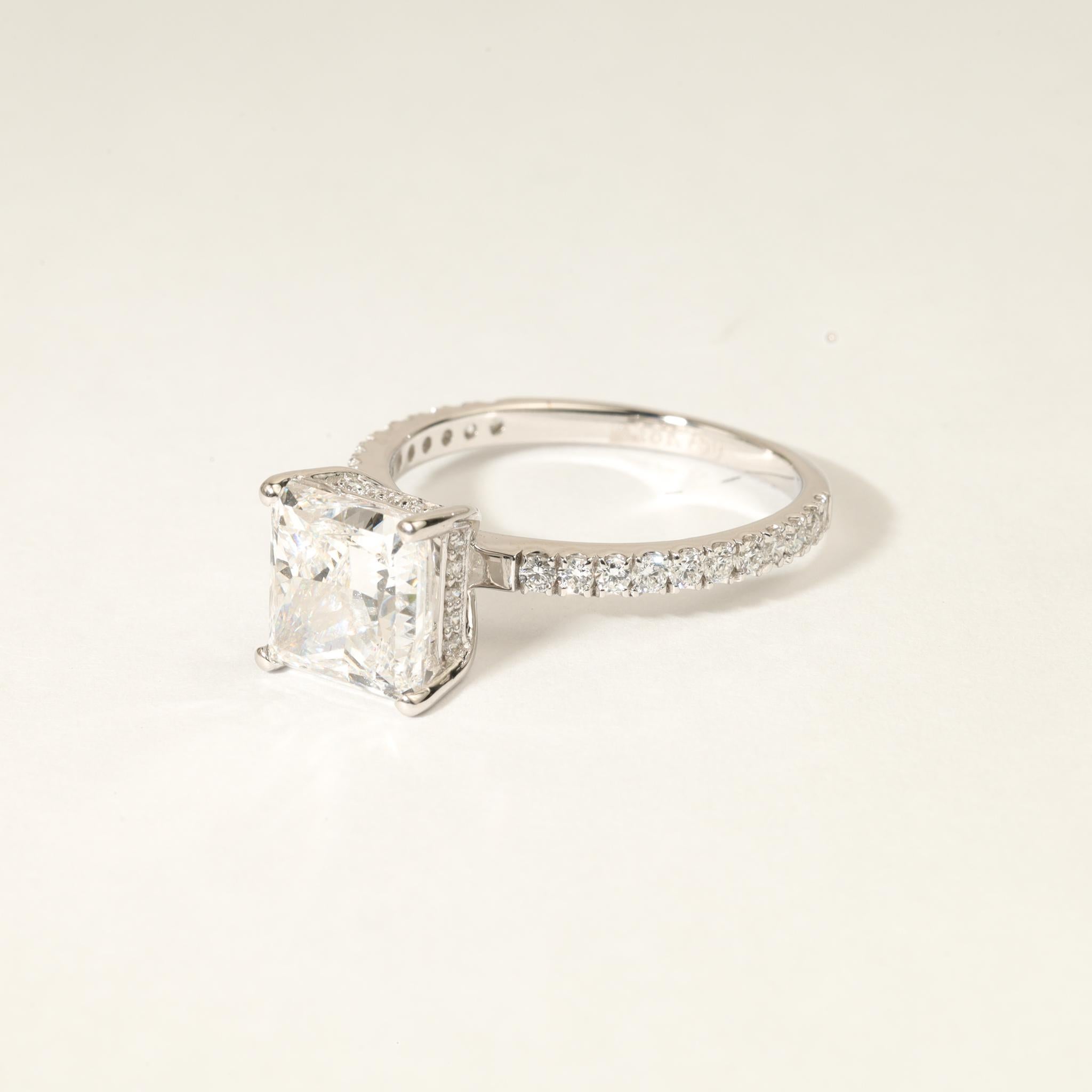 Un icono moderno de elegancia arquitectónica y devoción intemporal

Eleva tu momento eterno con este espectacular anillo de compromiso de diamante natural talla princesa de 3,00 ct, una audaz expresión de refinamiento y resplandor. Certificado por