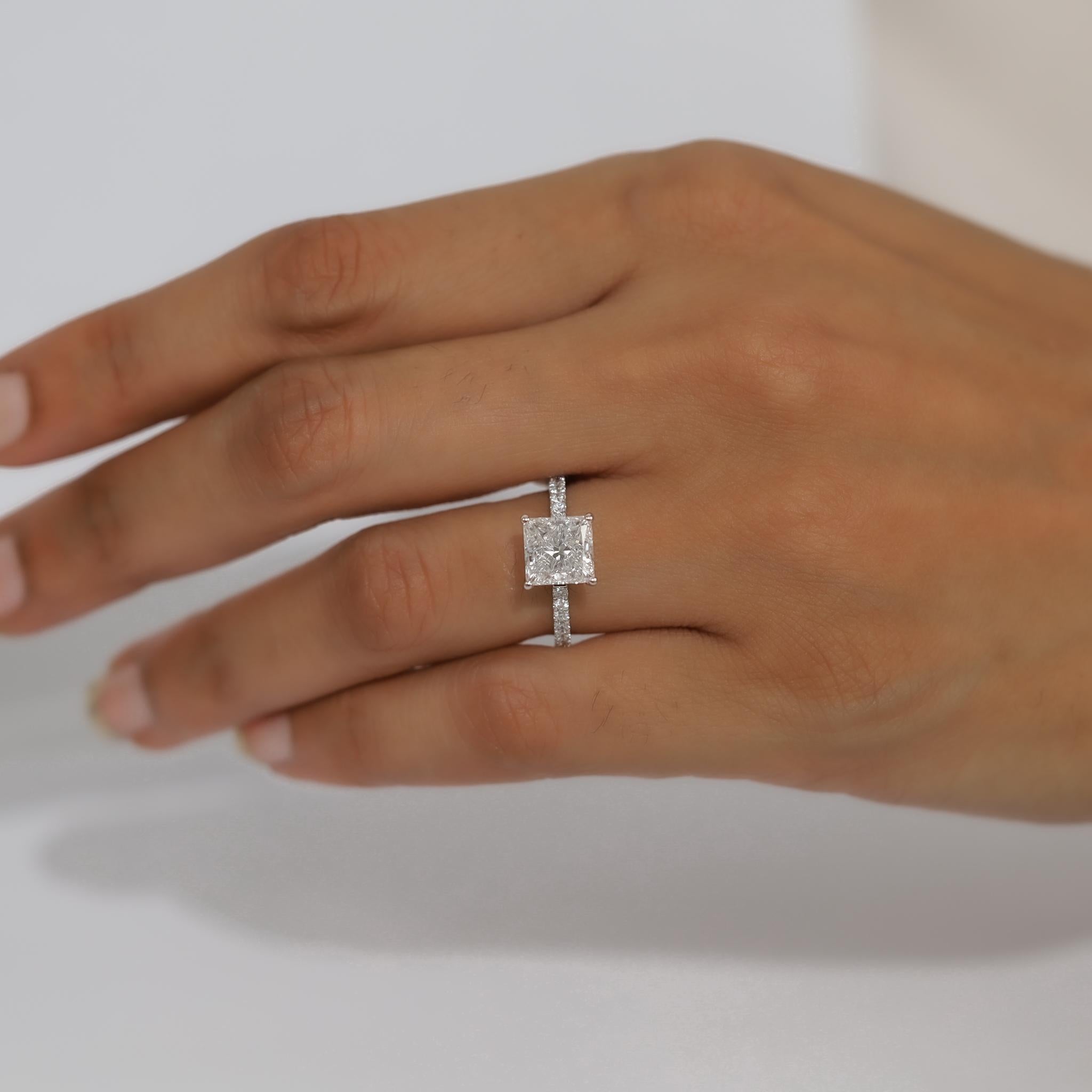 Anillo de compromiso con halo oculto de diamantes talla princesa certificado GIA de 3 ct en oro de 18 quilates en venta 1