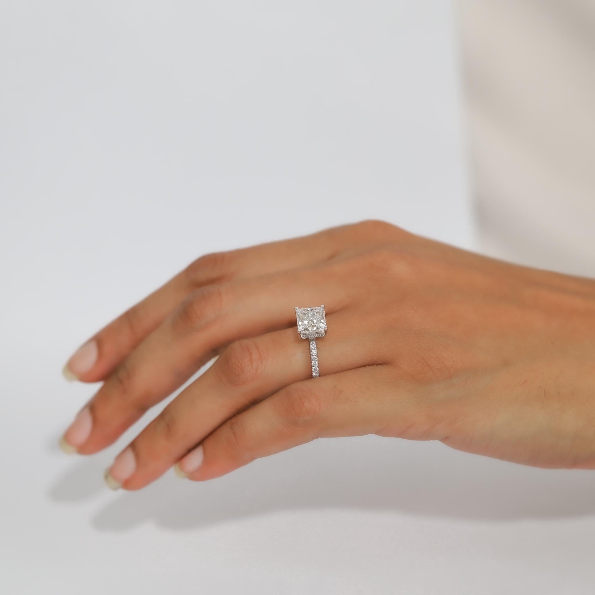 Anillo de compromiso con halo oculto de diamantes talla princesa certificado GIA de 3 ct en oro de 18 quilates en venta 2
