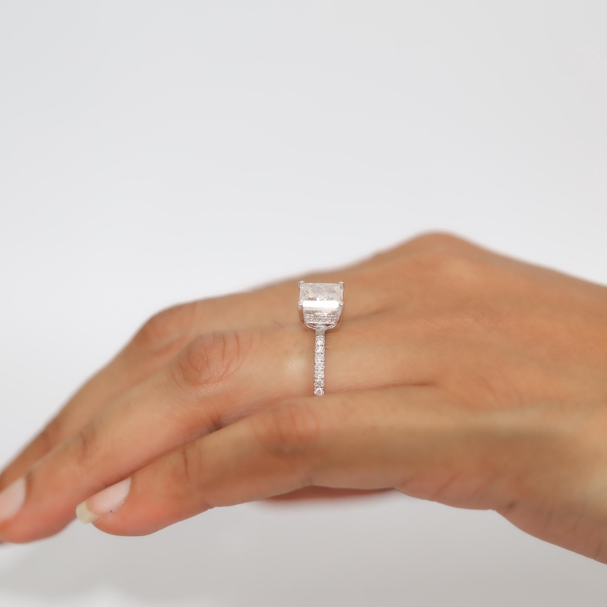 Anillo de compromiso con halo oculto de diamantes talla princesa certificado GIA de 3 ct en oro de 18 quilates en venta 3