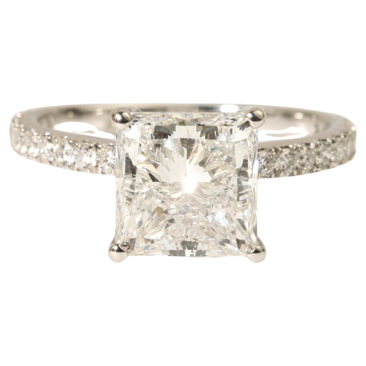 Anillo de compromiso con halo oculto de diamantes talla princesa certificado GIA de 3 ct en oro de 18 quilates en venta