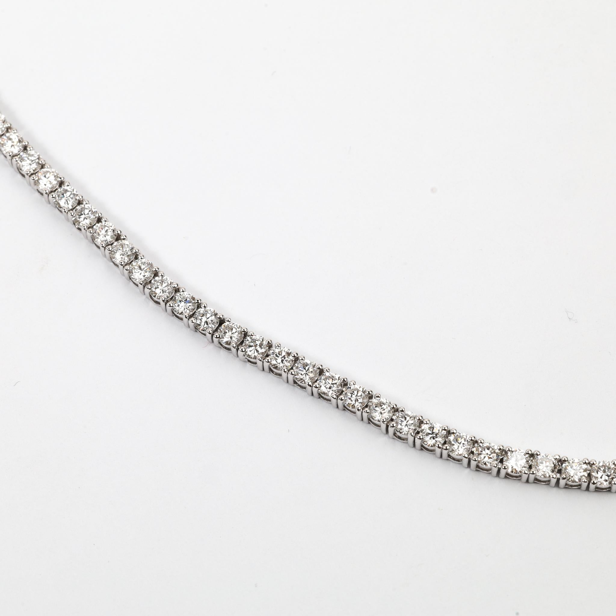 Taille ronde GIA Certified 3ct Round-Cut Natural Diamond Tennis Necklace - or blanc 18K en vente