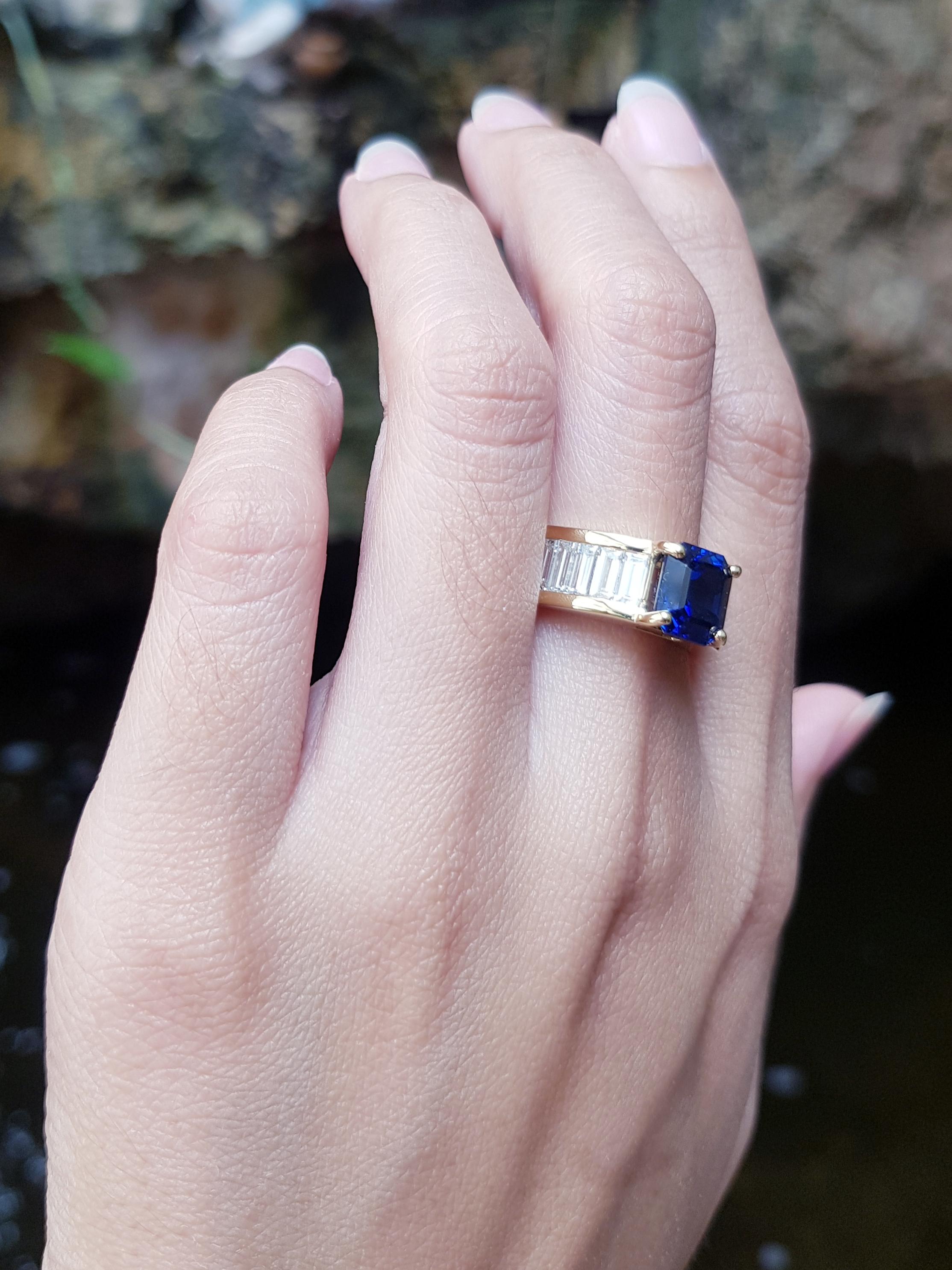 GIA Certified 3cts Blue Sapphire with Diamond Ring Set in 18 Karat Gold Settings In New Condition For Sale In Bangkok, TH