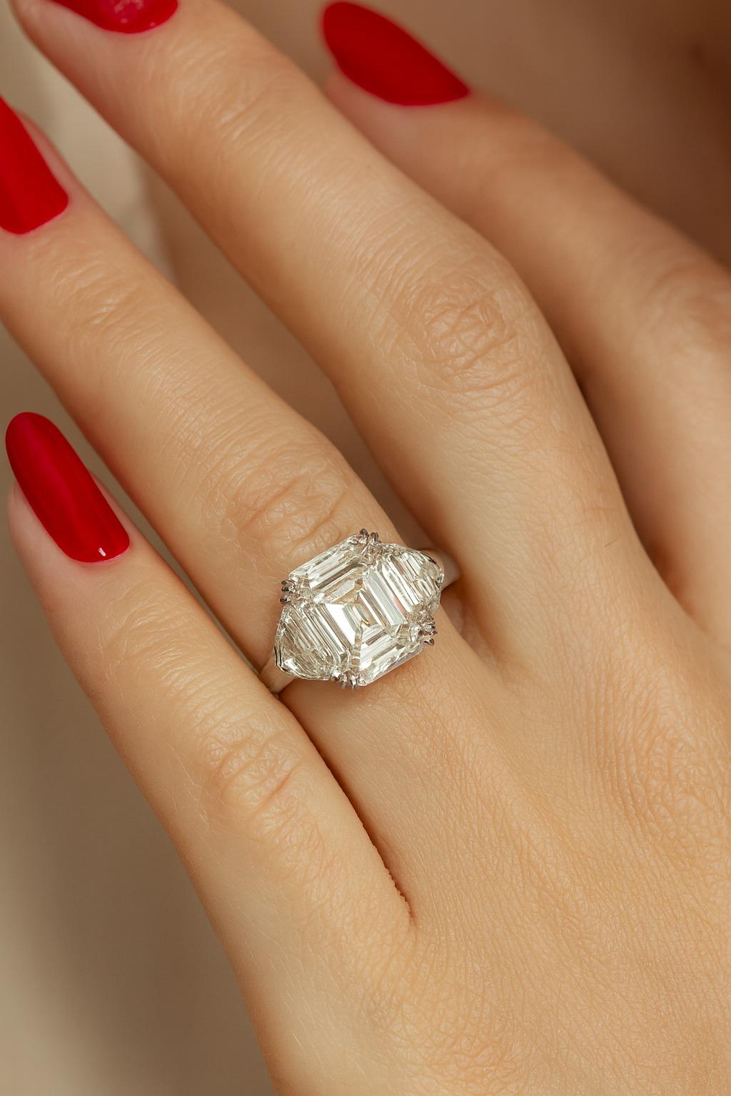 Contemporain Bague en platine avec diamant taille Asscher de 4 carats certifié GIA en vente