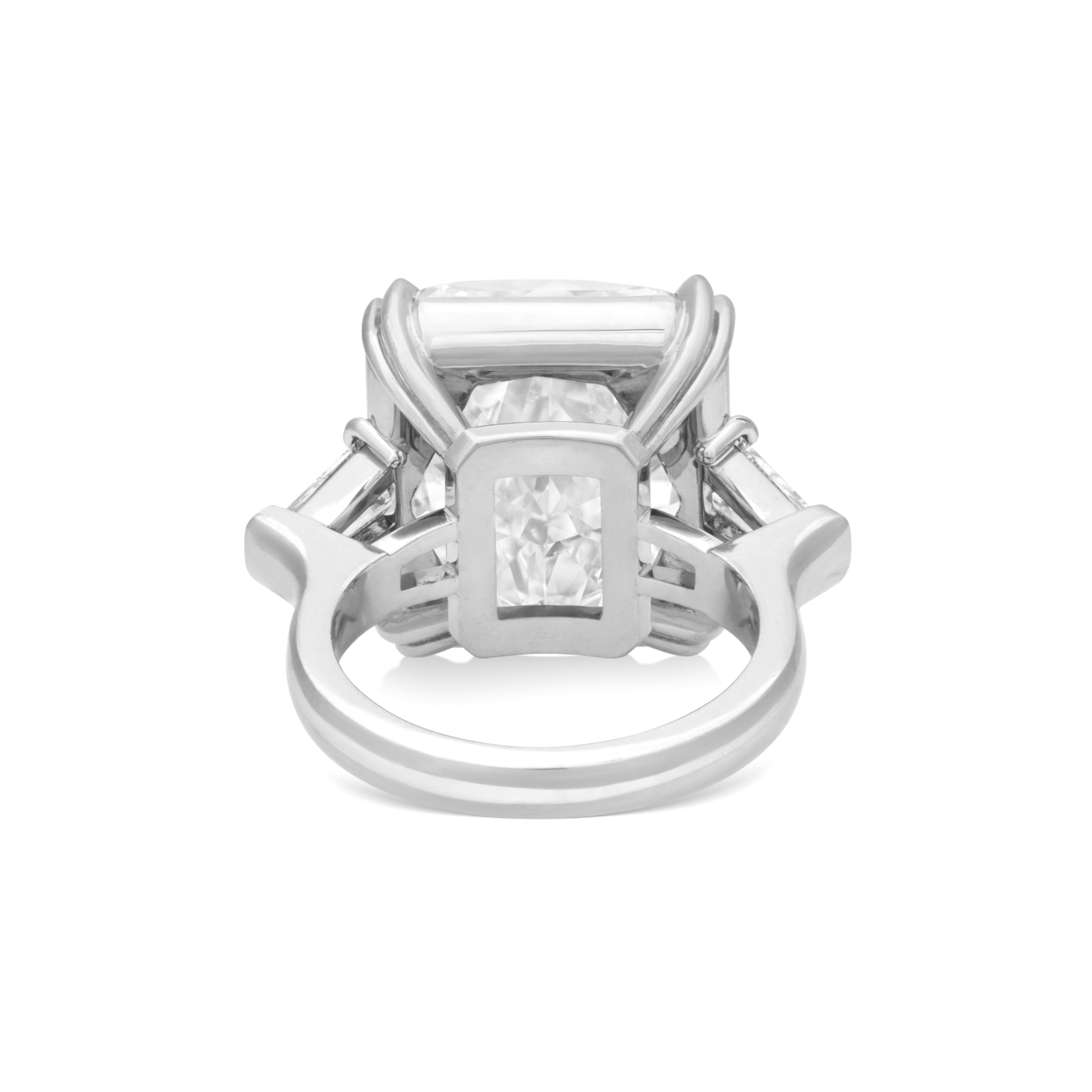 Taglio cuscino Anello con diamante taglio cuscino da 4 carati certificato GIA in vendita