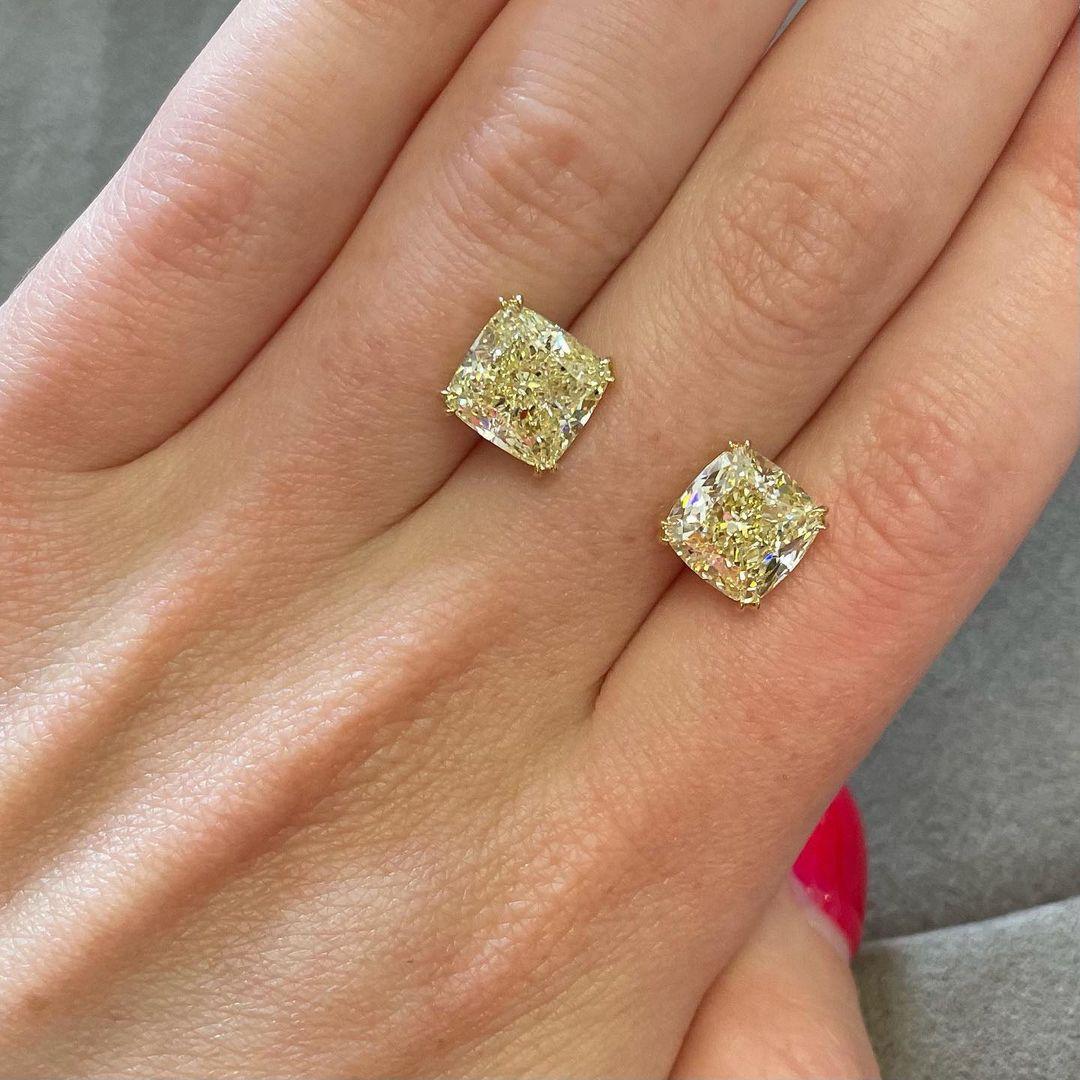Contemporaneo Orecchini con diamanti gialli fantasia con taglio a cuscino da 4 carati certificati GIA in vendita