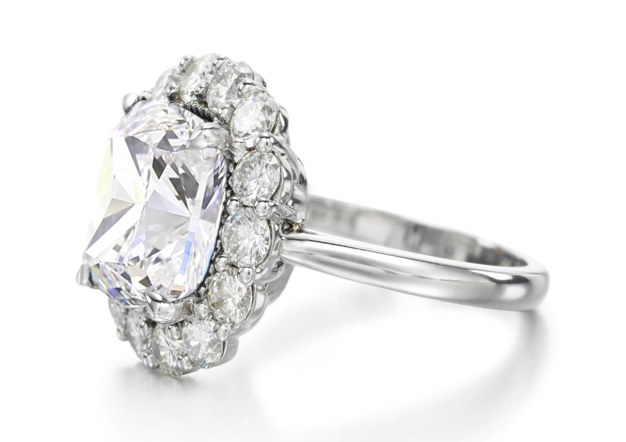 En vente :  Bague en or blanc certifiée GIA avec diamant taille coussin de 4 carats de couleur F 2