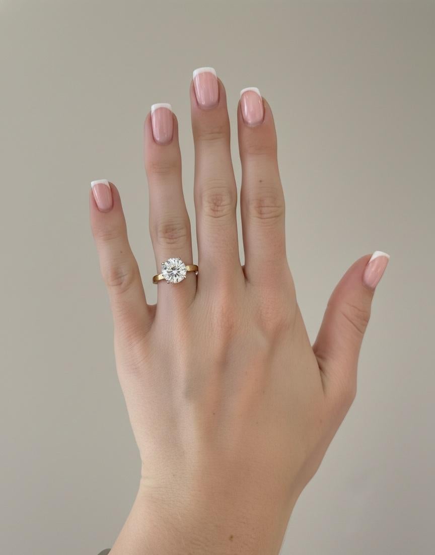 Création intemporelle d'Antinori Di Sanpietro, cette exquise bague solitaire incarne la sophistication et la beauté durable.

En son cœur brille un diamant rond brillant de 4 carats de couleur D et de pureté VS1, taillé de main de maître pour