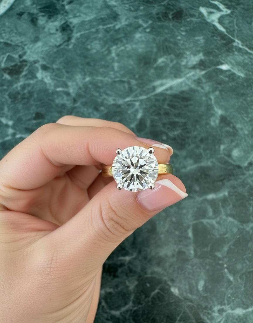 Contemporain Bague en or jaune certifiée GIA, diamant rond brillant de 4 carats D couleur en vente