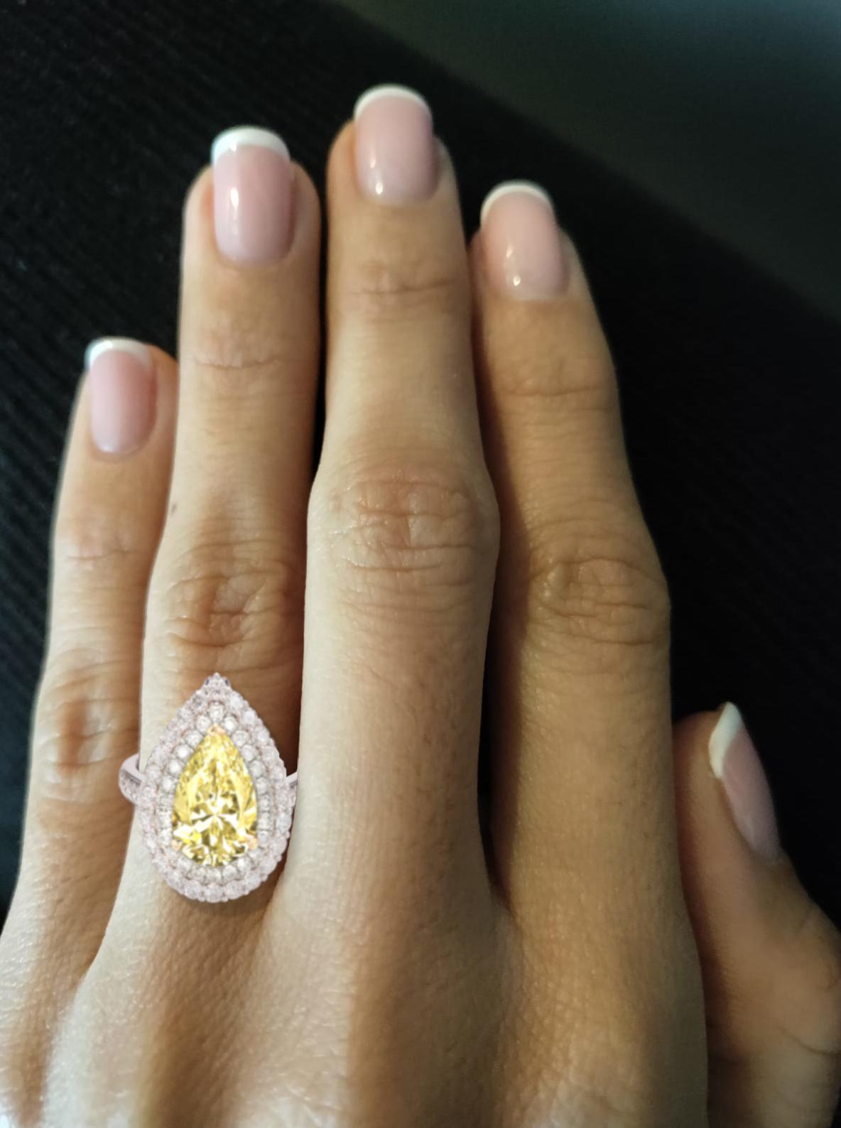 GIA zertifizierter 3 Karat Double Prong Fancy Hellgelber Diamant 18 Karat Gold Ring (Moderne)