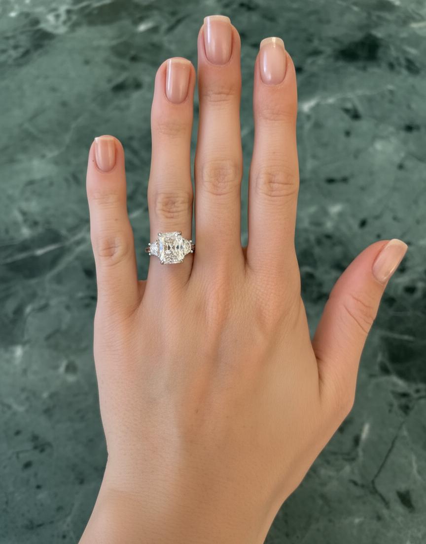 Contemporain GIA Certified 4 Carat E VS2 Radiant Cut Diamond Three-Stone Platinum Engageme en vente