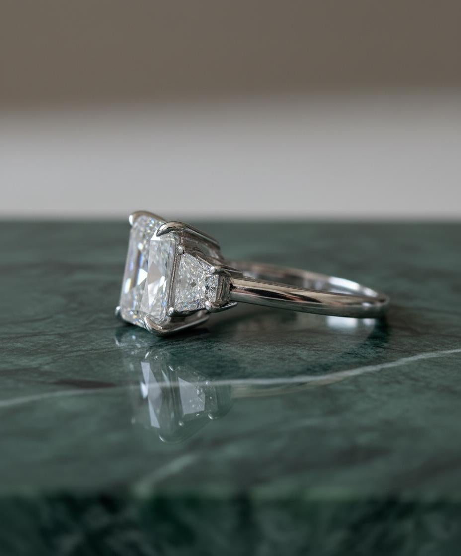 Taille radiant GIA Certified 4 Carat E VS2 Radiant Cut Diamond Three-Stone Platinum Engageme en vente