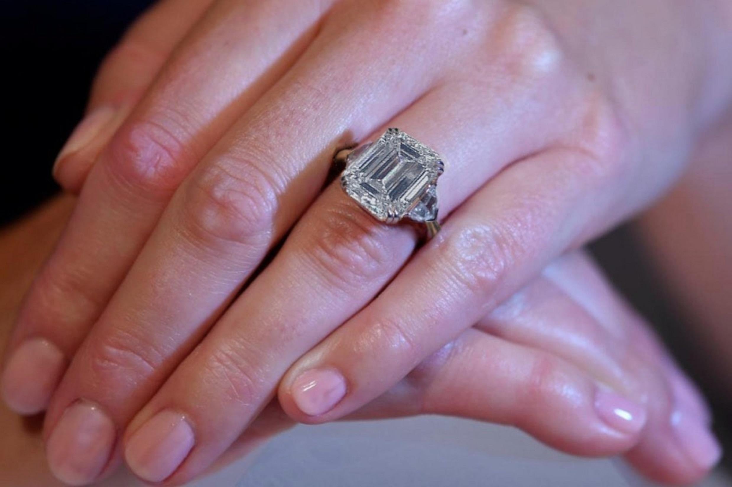Der Hauptstein ist eine erstaunliche Qualität Gia Certified 4 Carat Emerald Cut Diamond f Farbe vs2 Clarity