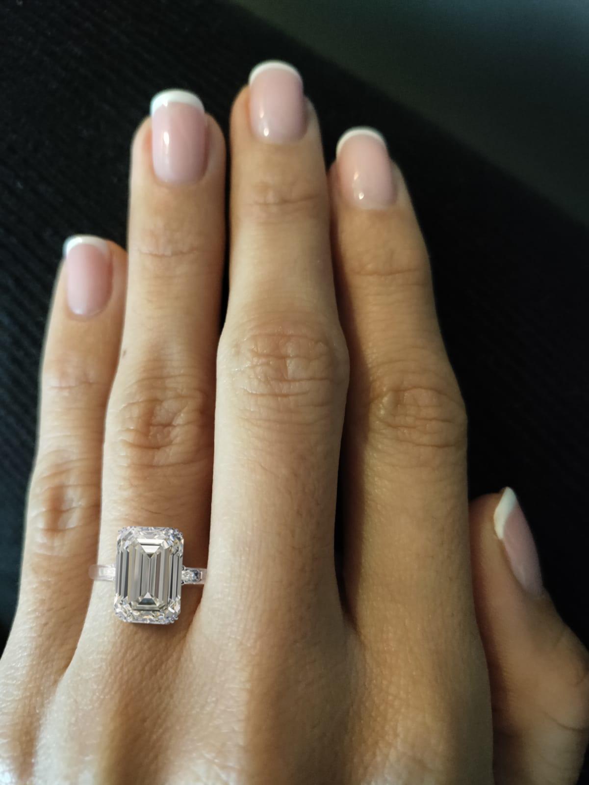 Contemporain Bague en platine avec diamant taille émeraude certifié GIA de 4 carats et baguette effilée en vente