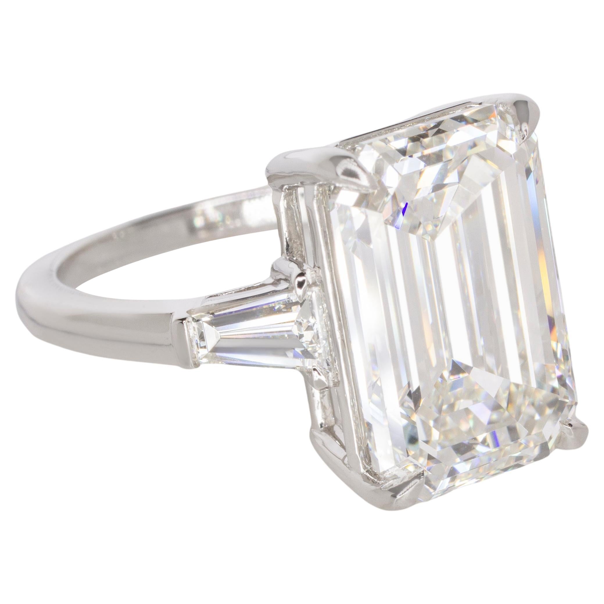 Platinring mit sich verjüngendem Baguette-Ring, GIA-zertifizierter 4 Karat Diamant im Smaragdschliff im Angebot