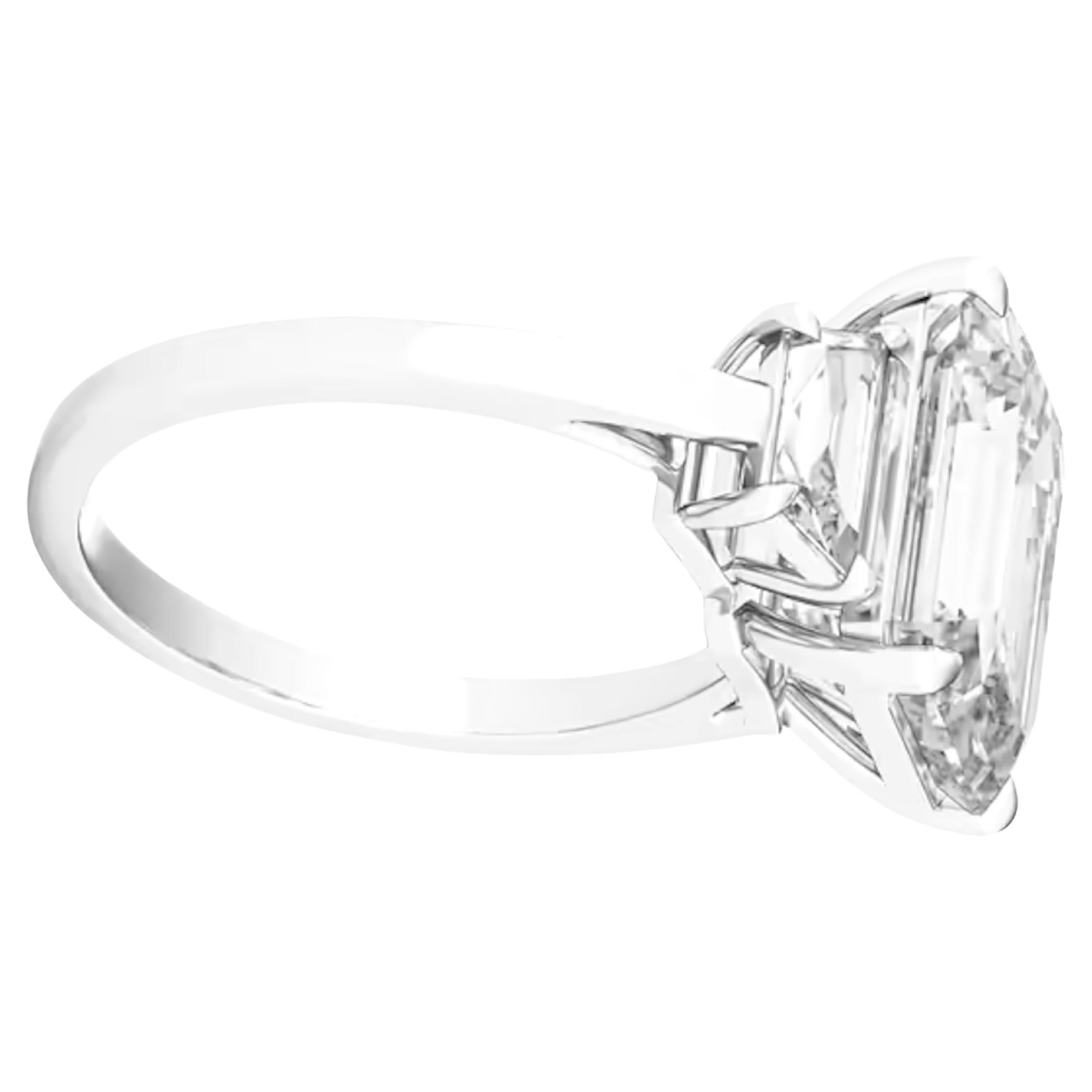 Ein GIA-zertifizierter 4-Karat-Diamantring mit Smaragdschliff, Farbe E und lupenreiner Reinheit ist ein außergewöhnliches Schmuckstück. Der Smaragdschliff, der für seine eleganten Stufenfacetten bekannt ist, unterstreicht die reine Transparenz und