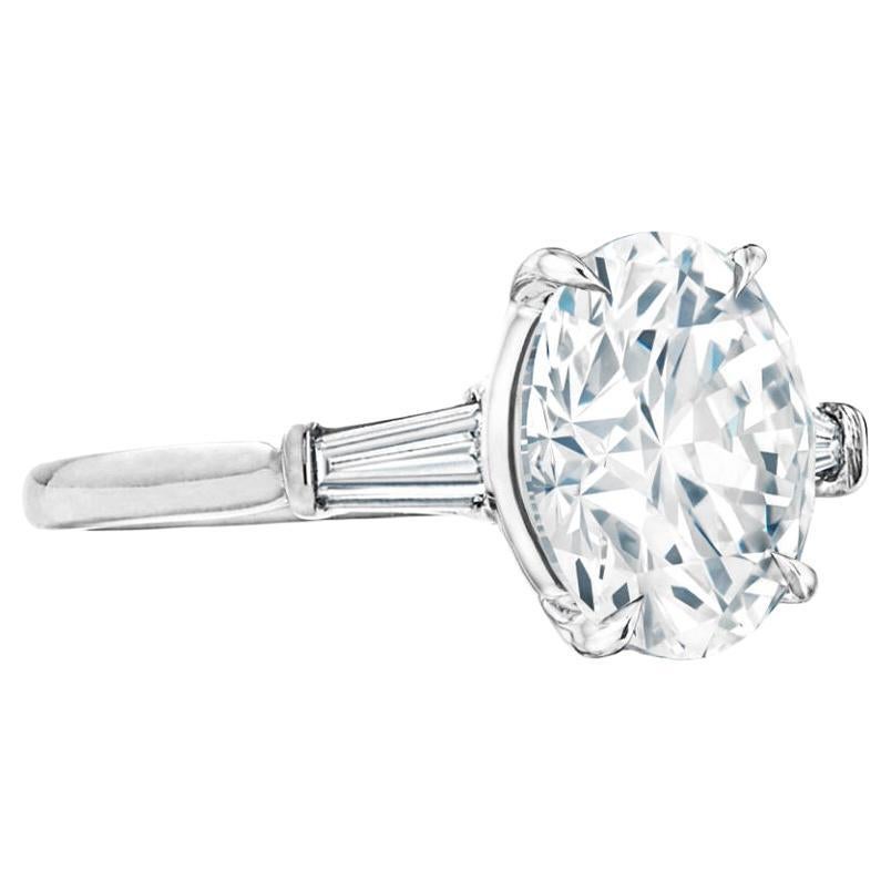 Questo splendido anello presenta al centro un diamante di 4.01 carati a taglio rotondo, certificato da GIA per la sua notevole qualità.
Incastonato nel lussuoso platino, il design è elegantemente impreziosito da due diamanti baguette affusolati su