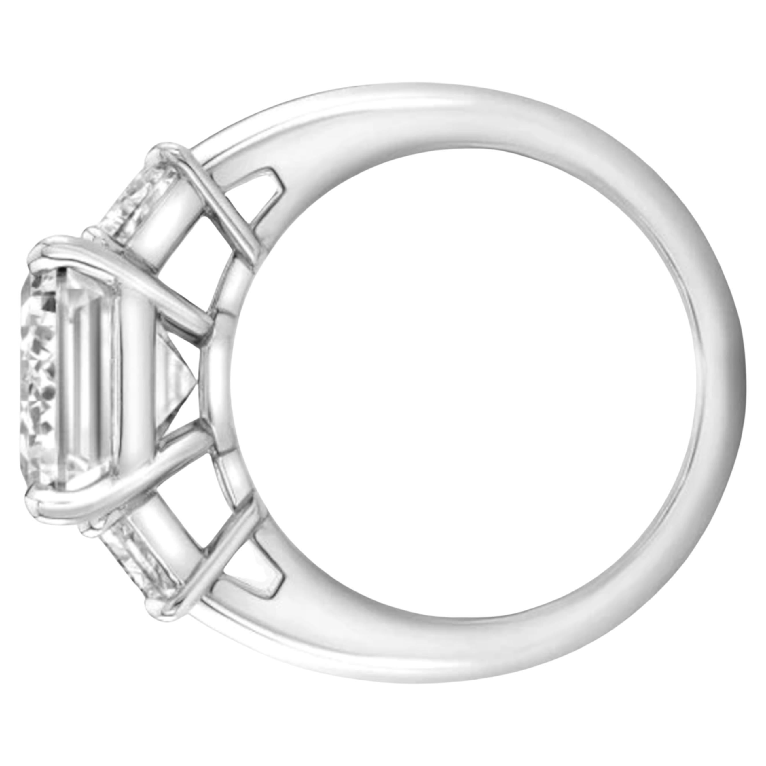 Anello di diamanti da 4 carati, unico nel suo genere. Si tratta di una pietra molto speciale perché è di un eccezionale colore bianco d. Il dettaglio più sorprendente è la chiarezza, che è senza difetti.  senza alcuna inclusione!

La forma della
