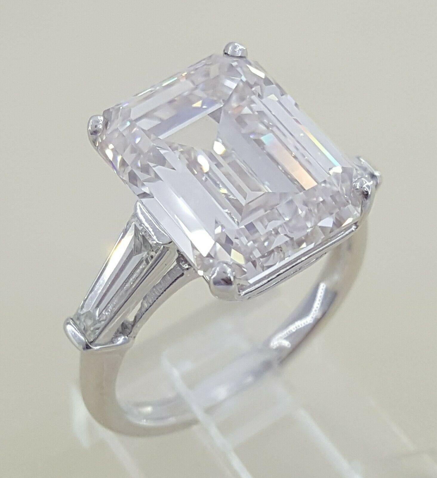 Platinring mit GIA-zertifiziertem 4 Karat Solitär-Diamant im Smaragdschliff im Zustand „Neu“ in Chicago, IL