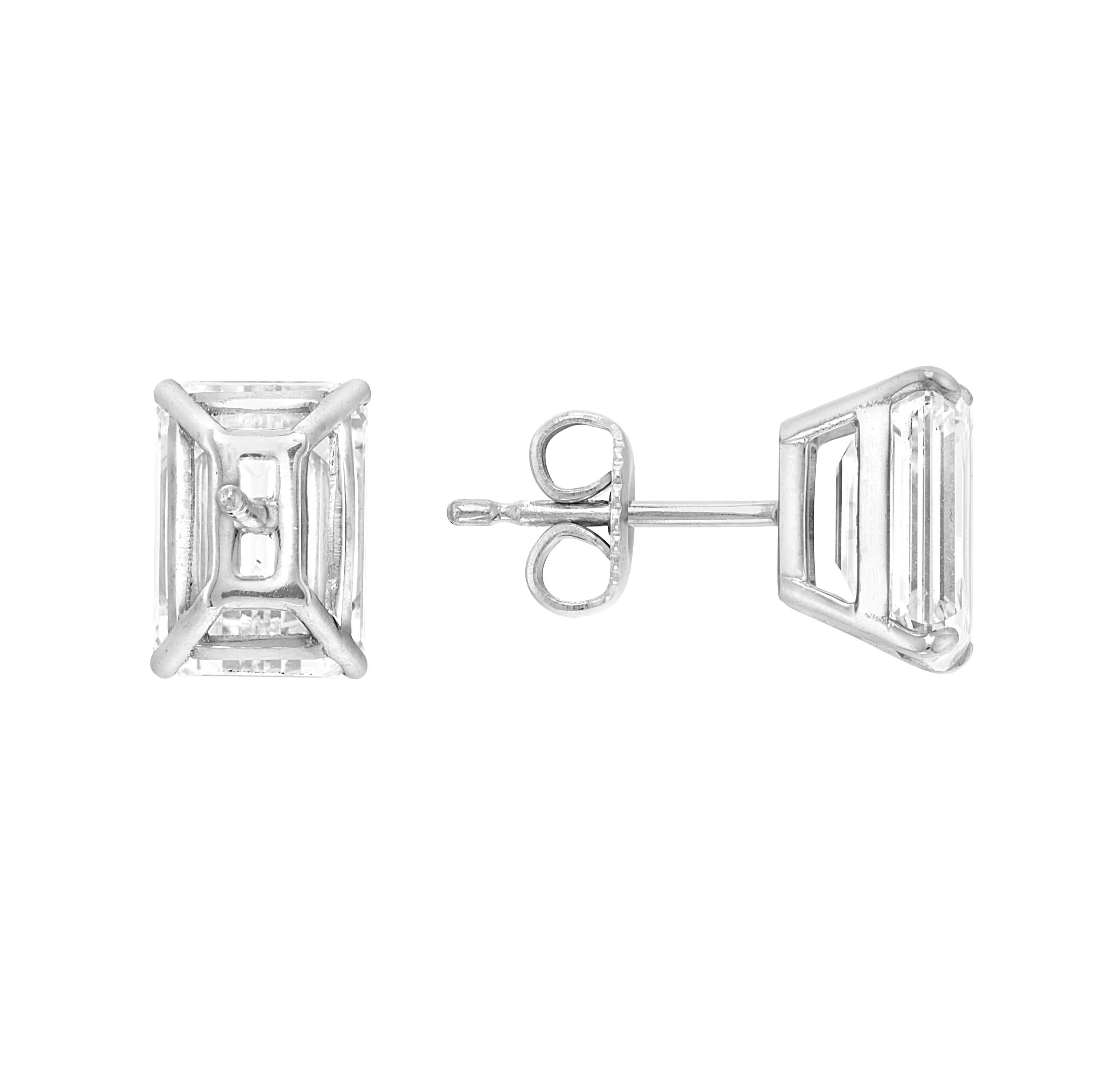 Ein seltenes und zeitloses Paar von GIA-zertifizierten Diamanten im Smaragdschliff, die sorgfältig aufeinander abgestimmt sind, um ein außergewöhnliches Set von Ohrsteckern zu schaffen.

Dieses außergewöhnliche Duo zeichnet sich aus:

💎 2,00 ct