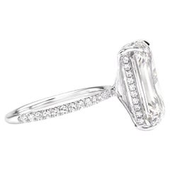 Anello con diamante taglio smeraldo certificato GIA da 4,04 carati in platino con pavè