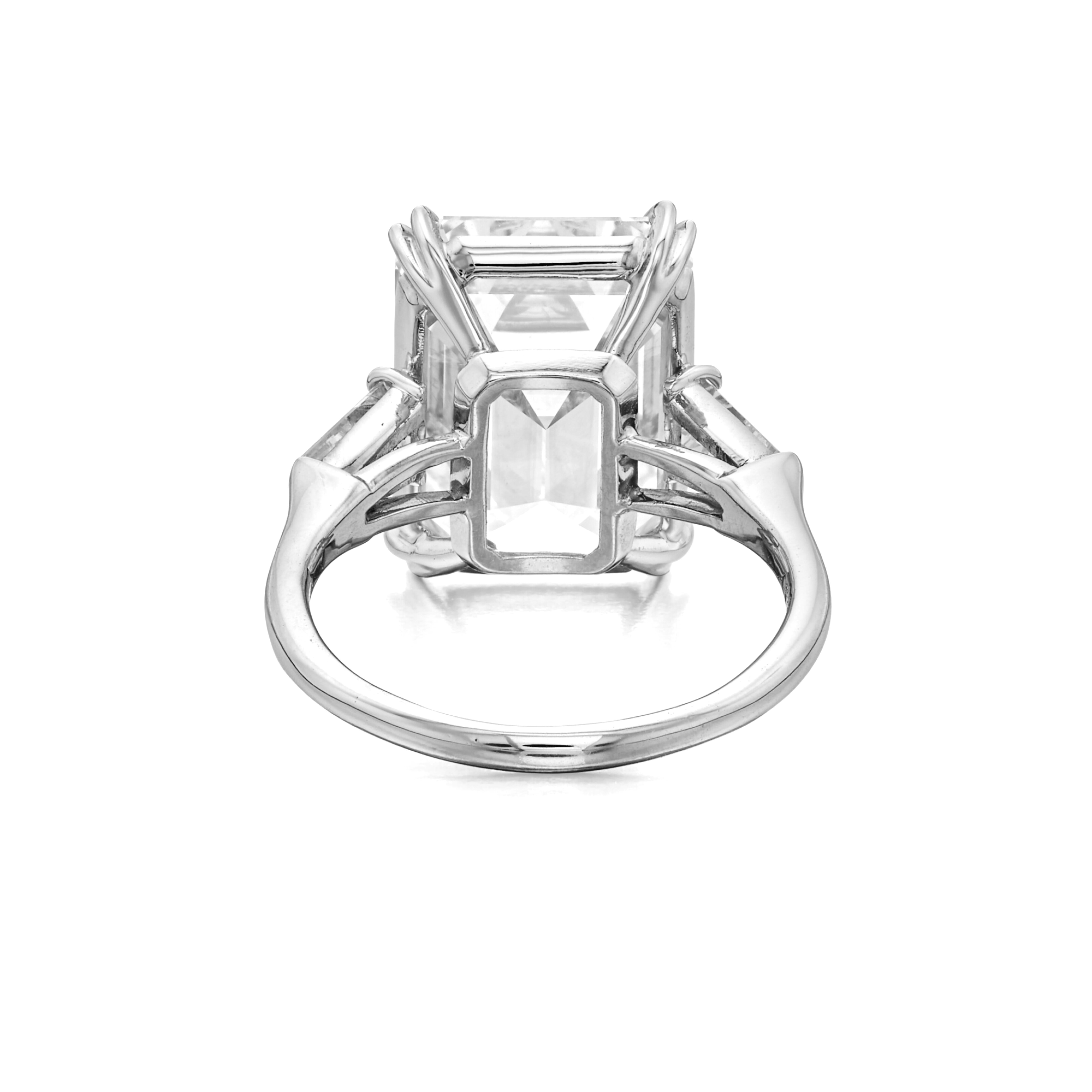 Certificato GIA da 4 carati. Anello con diamante taglio smeraldo, elegantemente incastonato in un lussuoso platino. Questo splendido pezzo presenta due bellissimi diamanti baguette affusolati, con colore D e purezza FLAWLESS, che esaltano la