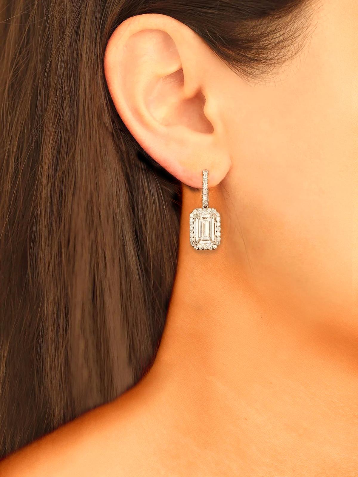 Boucles d'oreilles pendantes Pavé en or blanc 18K
Les diamants centraux de taille émeraude, d'une brillance exceptionnelle, sont gracieusement suspendus et entourés de pierres d'accentuation serties en pavé. Réalisées en or blanc 18k lumineux, ces