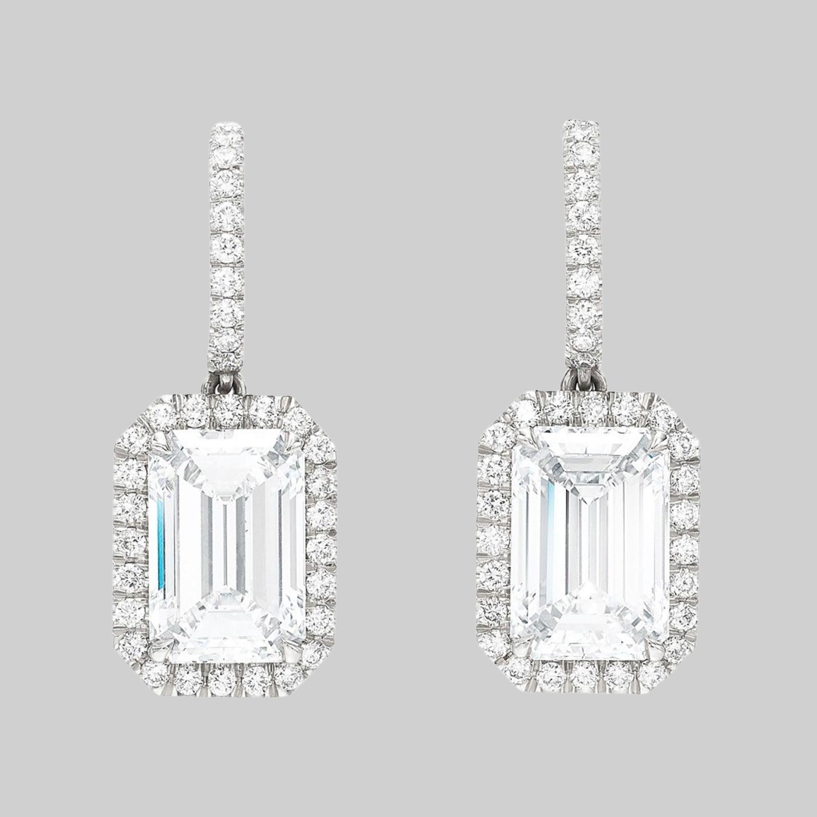 Moderne Boucles d'oreilles pendantes en platine avec diamant certifié GIA, 4 carats, taille émeraude, halo en vente