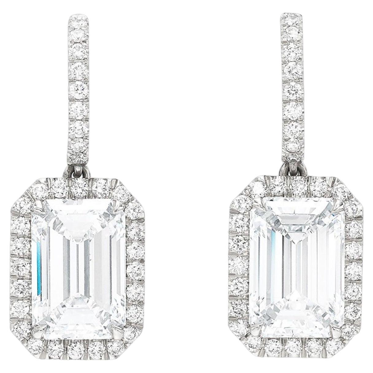 Boucles d
oreilles pendantes en platine avec diamant certifié GIA, 4 carats, taille émeraude, halo en vente