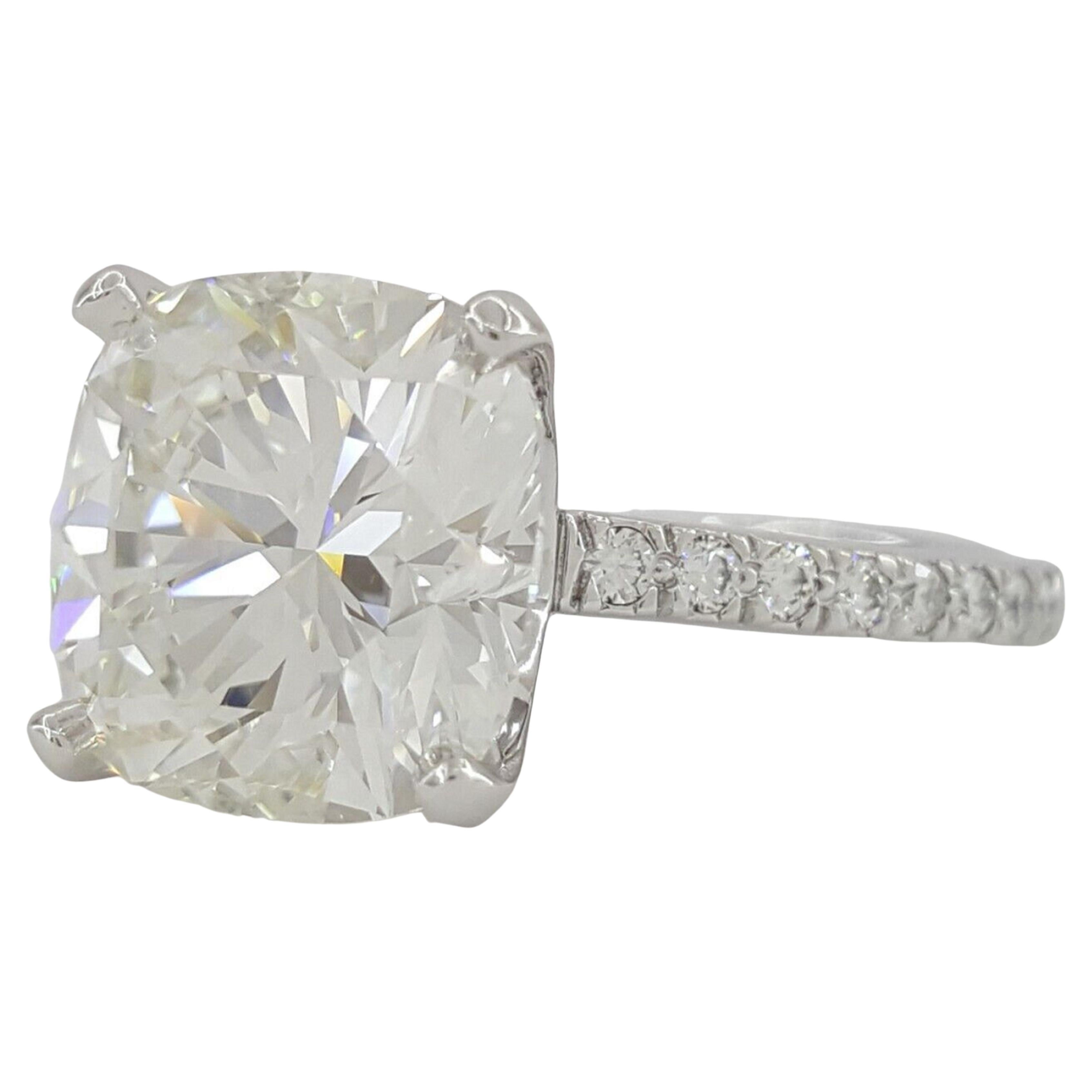 An exquisite brilliant cushion diamond with two tapered baguette diamonds and is mounted in solid platinum the total carat amount is 1 carats
the main stone weight is 4 carats
has F Color
vs2 Clarity


