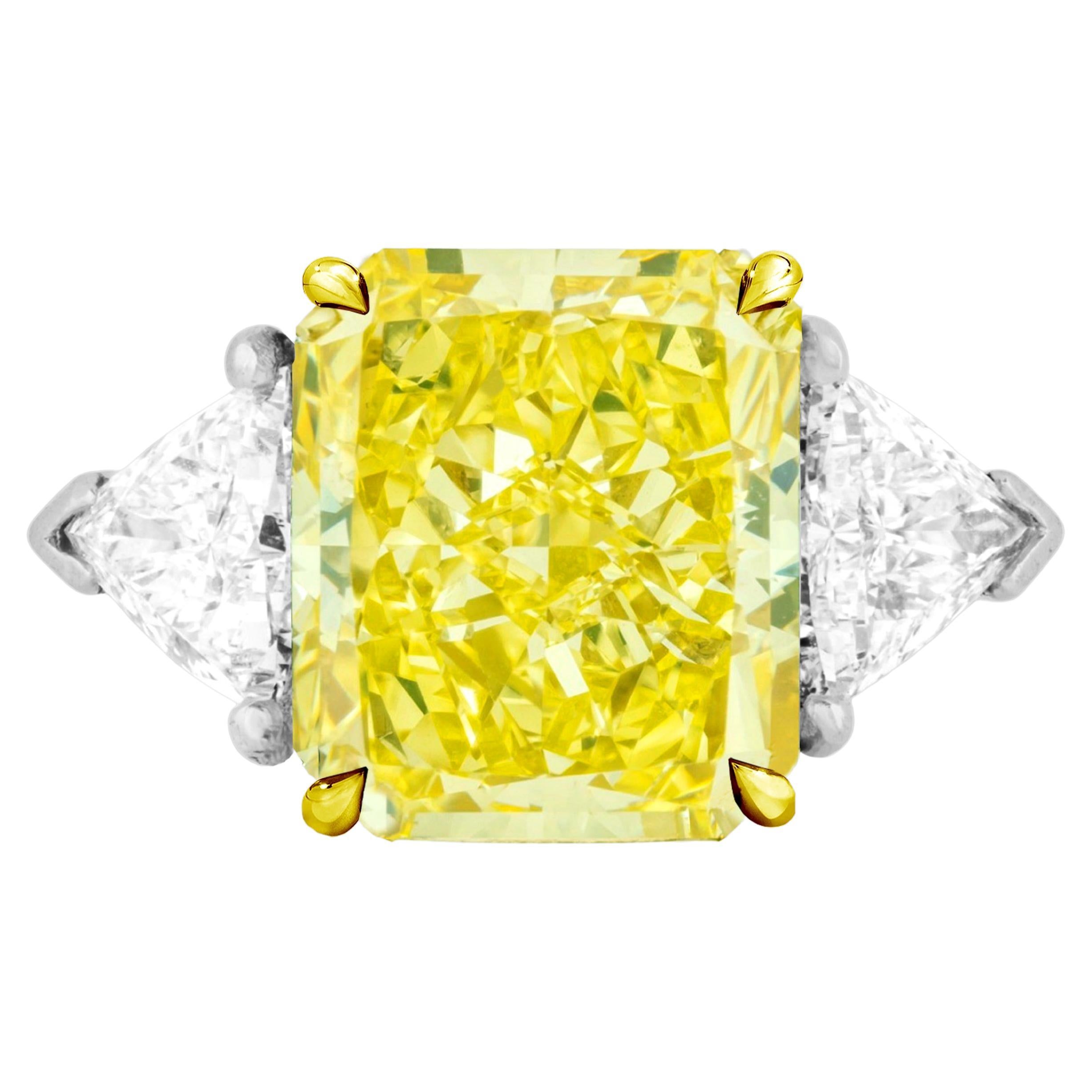 Bague en diamant certifié GIA de 4 carats, taille coussin, de couleur jaune intense fantaisie  en vente