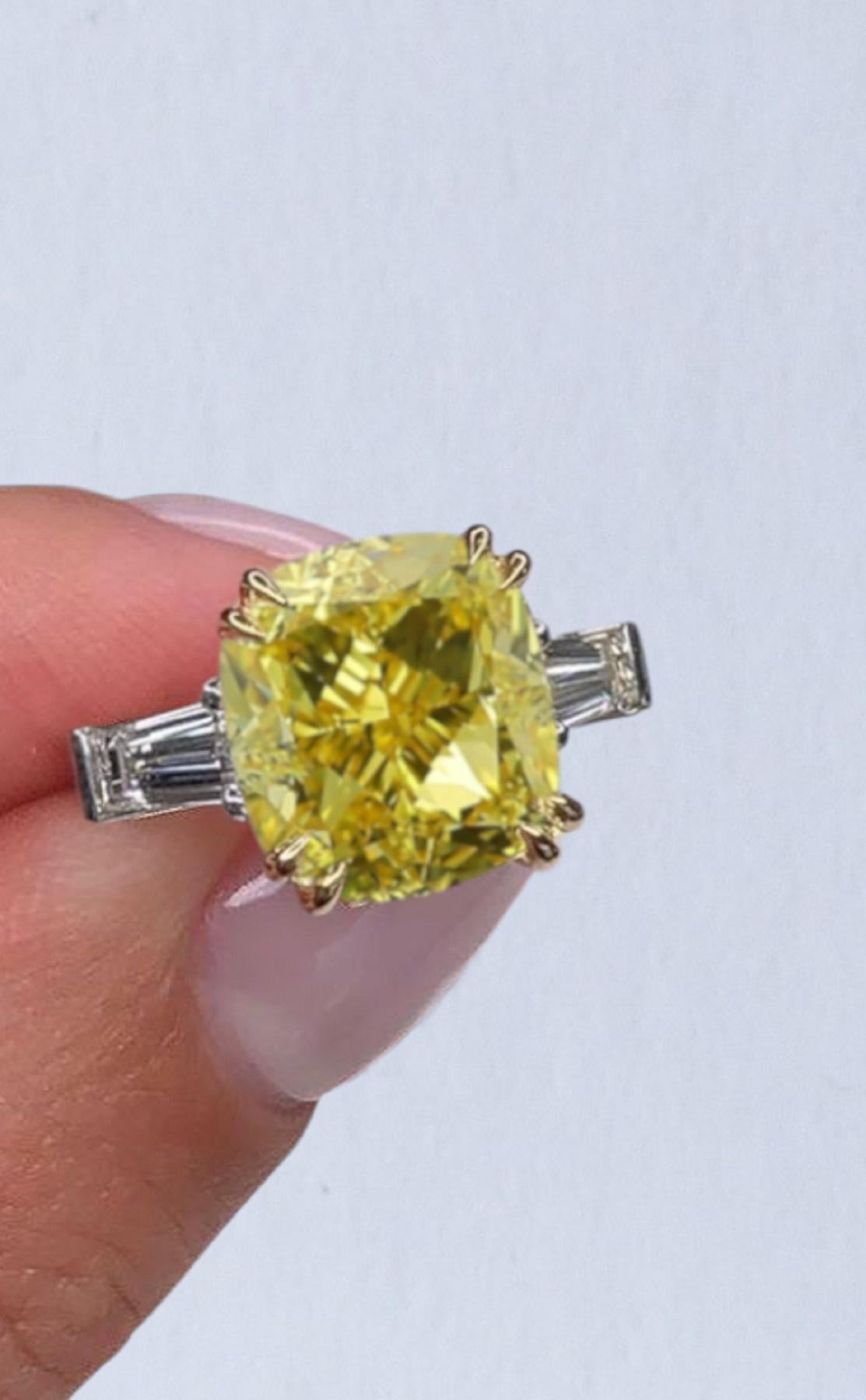 GIA Certified 3 Carat (main stone) Fancy Intense Yellow Cushion Diamond  Ring In New Condition In Rome, IT