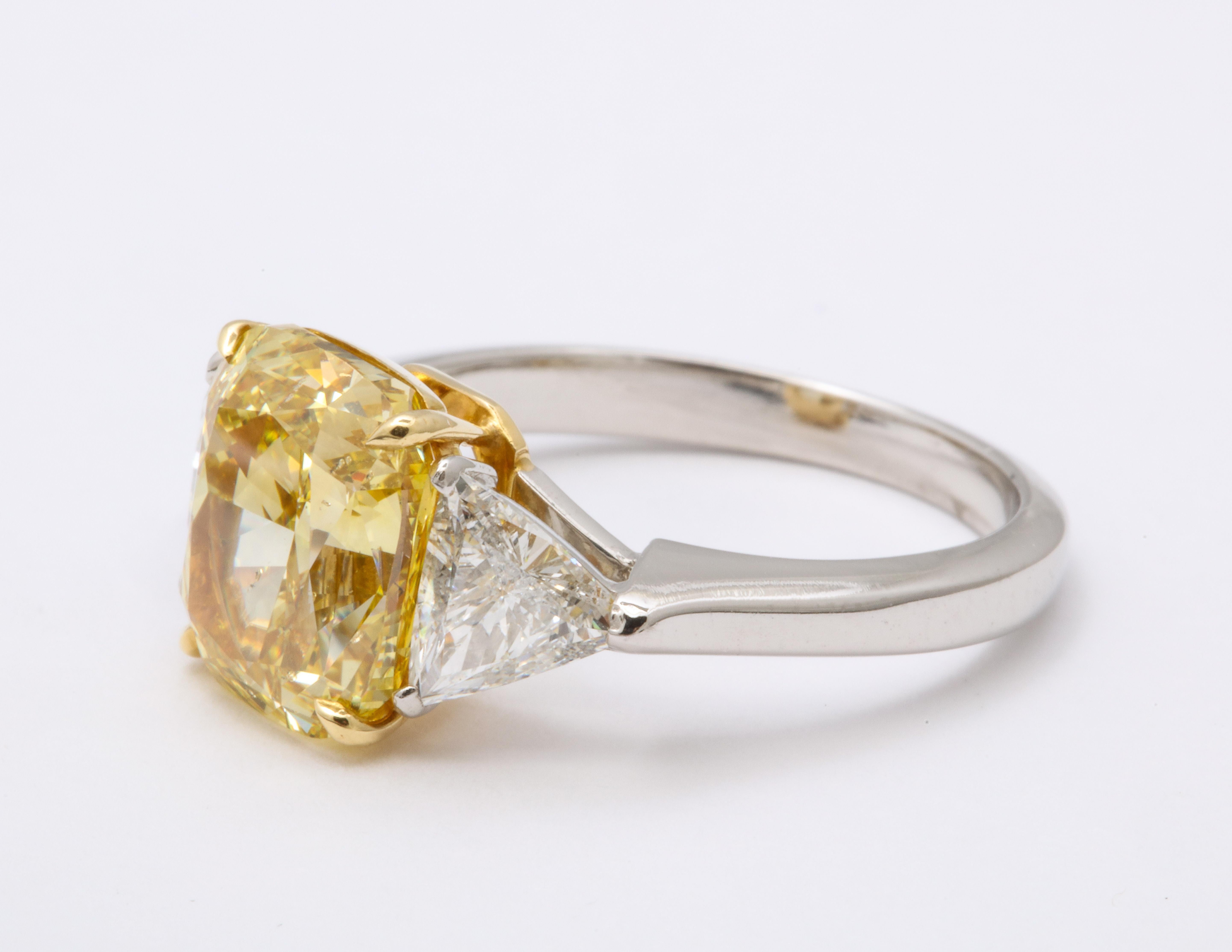 Taille coussin Bague en diamant jaune intense de 4 carats de fantaisie certifié GIA en vente