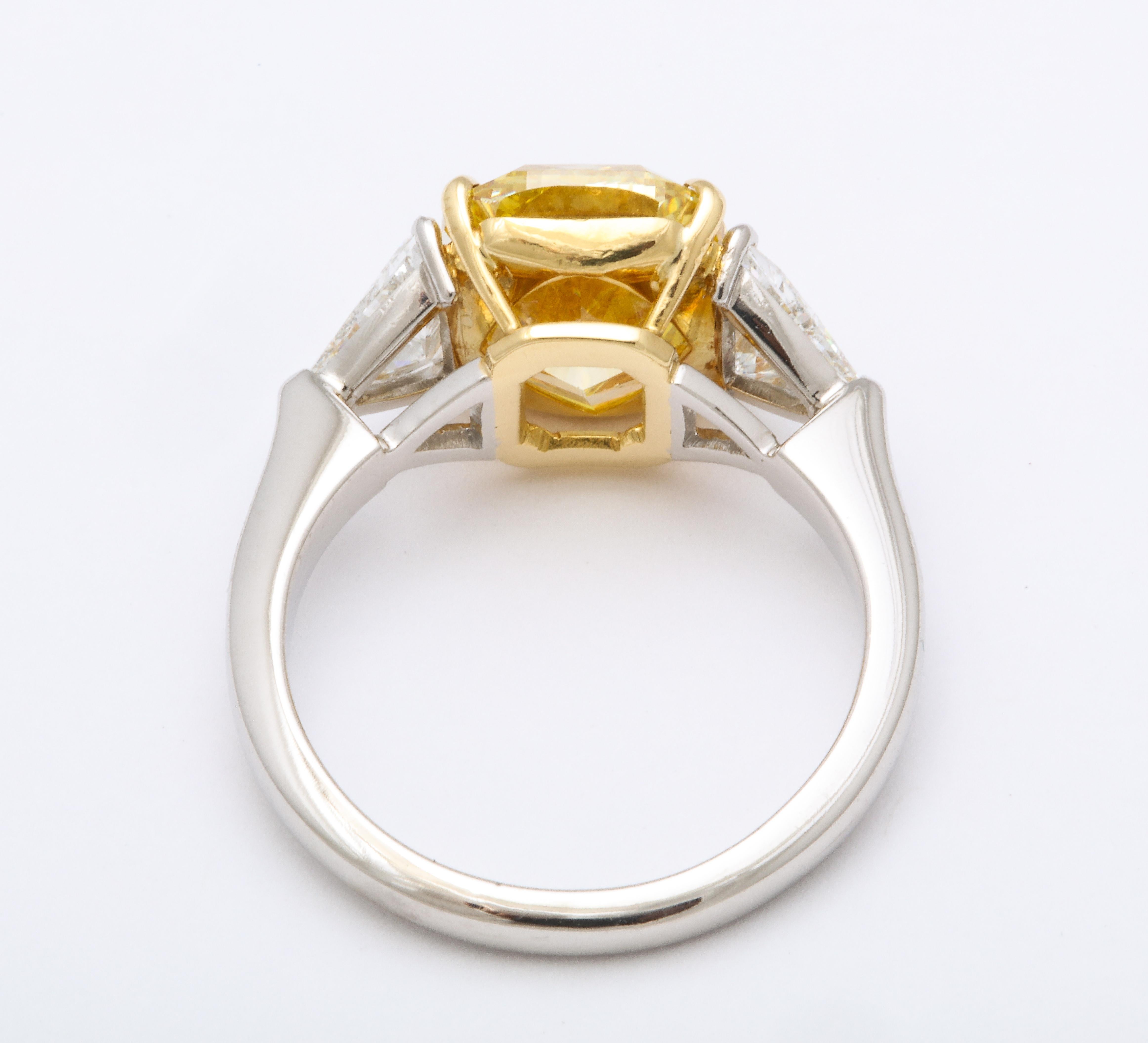 Bague en diamant jaune intense de 4 carats de fantaisie certifié GIA Neuf - En vente à New York, NY