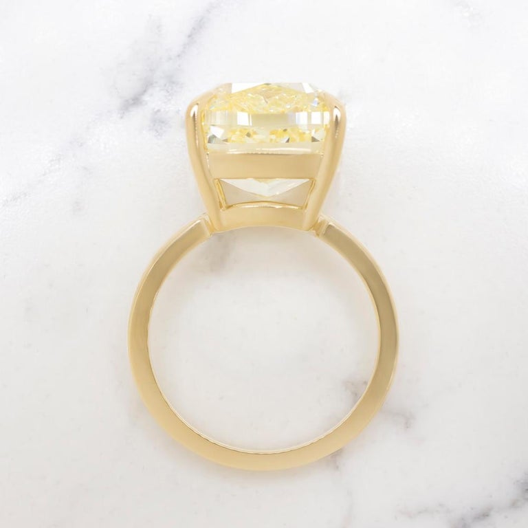 Magnificent cushion cut diamond ring handmade by Antinori Di Sanpietro

4 Carats  Fancy Yellow Cushion Cut VVS1 in clarity. Certified by GIA set with 18 carats yellow gold.

