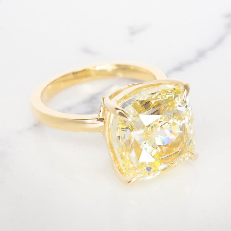 GIA Certified 4 Carat Fancy Light Yellow Cushion Cut Diamond 18 Carats Gold Ring In New Condition For Sale In Rome, IT