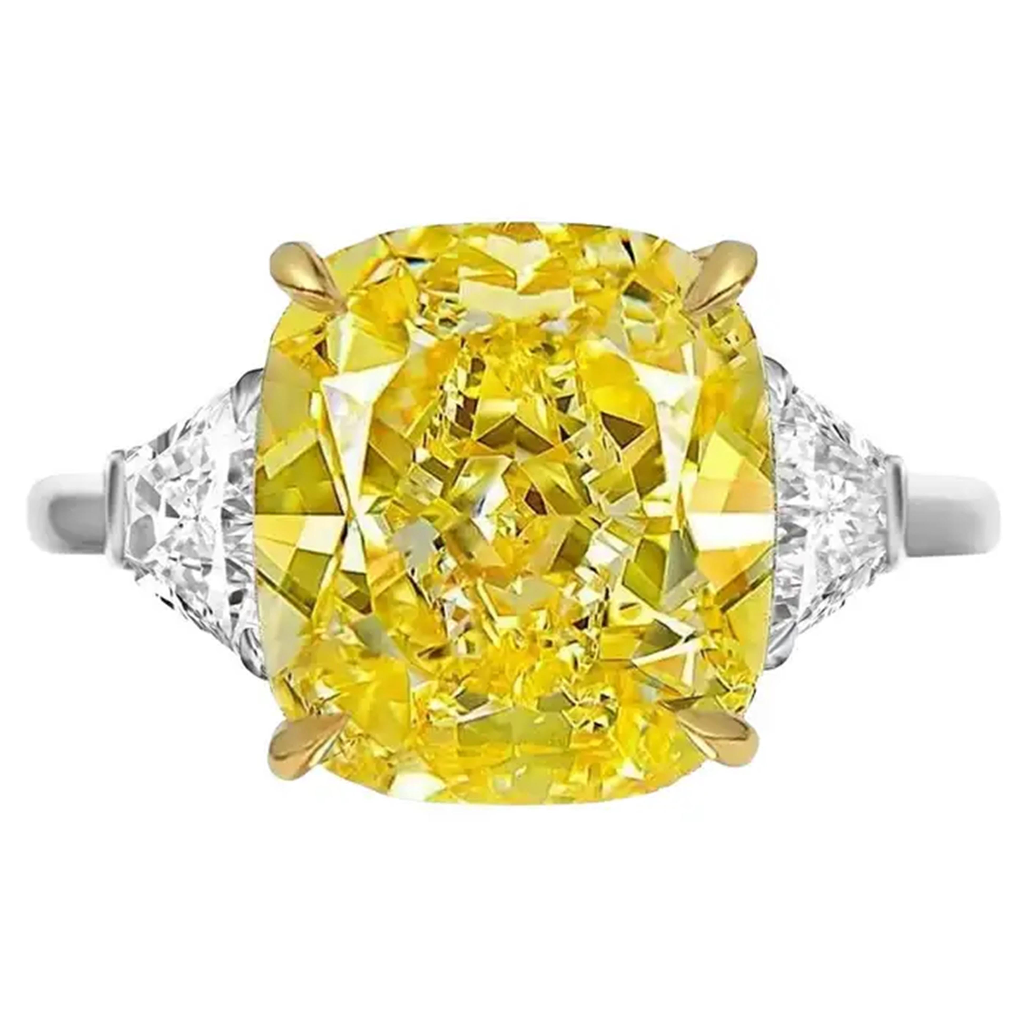 GIA Certified 4 Carat Fancy Light Yellow Cushion Diamond Ring I Flawless In New Condition For Sale In Chicago, IL
