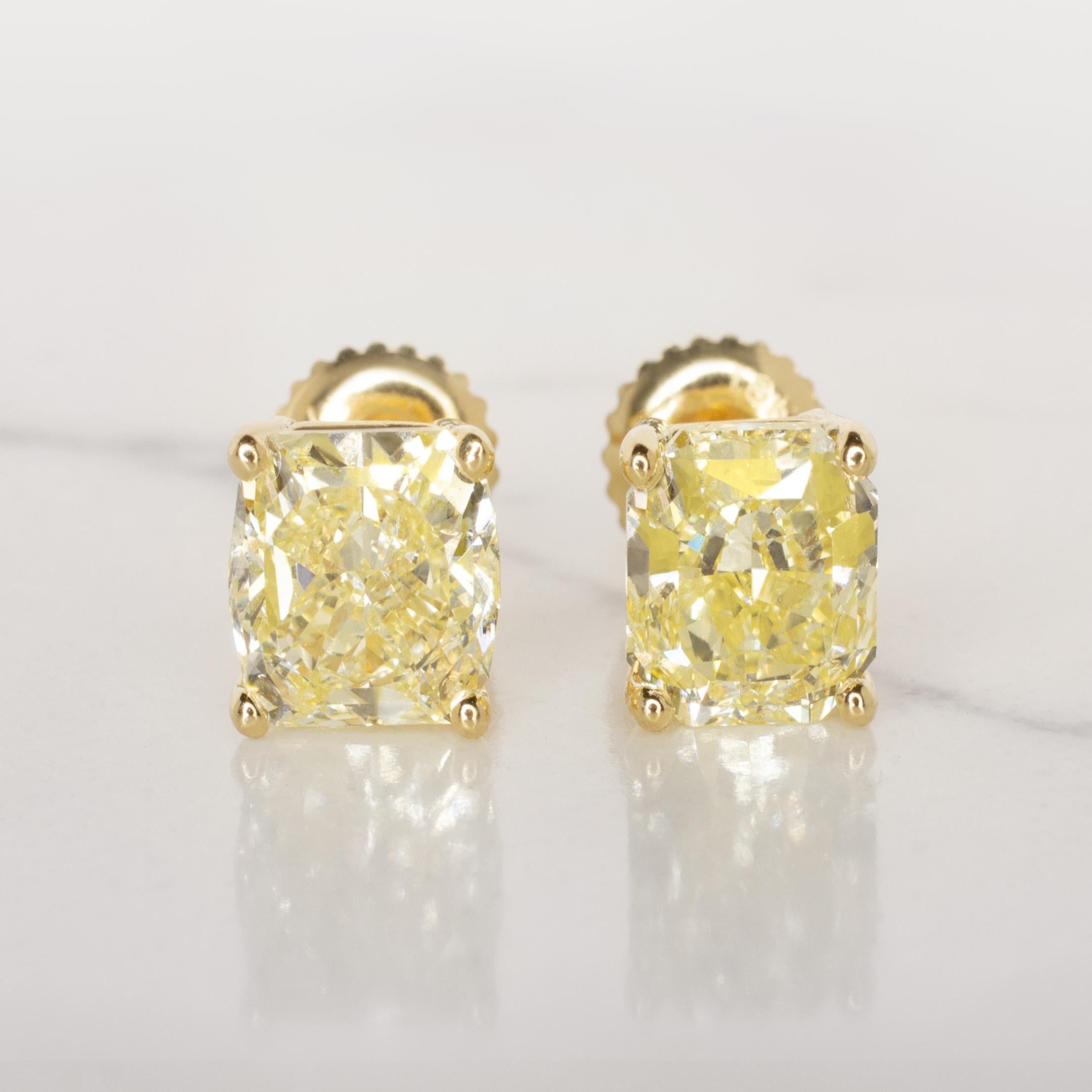 Moderno Borchie in oro giallo 18 carati con diamante a cuscino giallo di fantasia certificato GIA da 4 carati in vendita