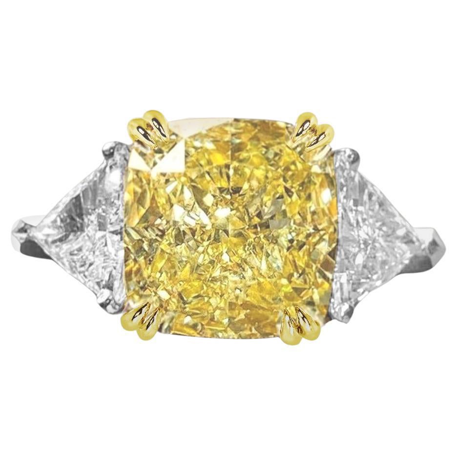 GIA Certified 4 Karat Fancy Yellow Diamond Ring mit Trillion Diamond FLAWLESS im Angebot
