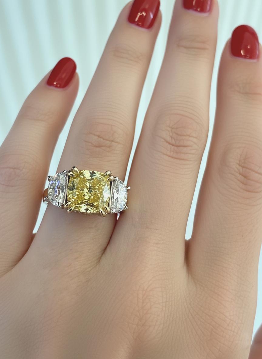 Taille coussin Bague à diamant coussin certifié GIA de 4 carats de couleur jaune fantaisie sans défaut interne en vente