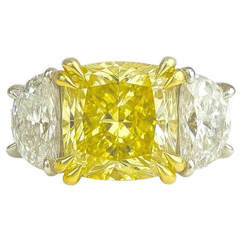 Bague à diamant coussin certifié GIA de 4 carats de couleur jaune fantaisie sans défaut interne