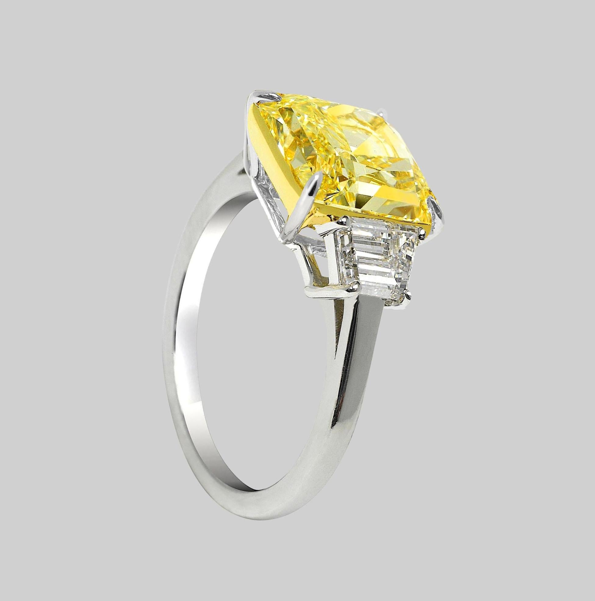 Anillo con diamante de corte radiante amarillo fantasía de 4,01 quilates y pureza VVS2 certificado por GIA Moderno en venta