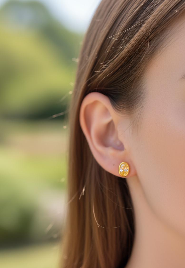 Taglio ovale GIA Certified 4 Carat Fancy Yellow VS1 Diamond Earrings in 18K Yellow Gold in vendita