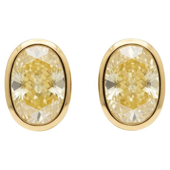 GIA Certified 4 Carat Fancy Yellow VS1 Diamond Earrings in 18K Yellow Gold in vendita