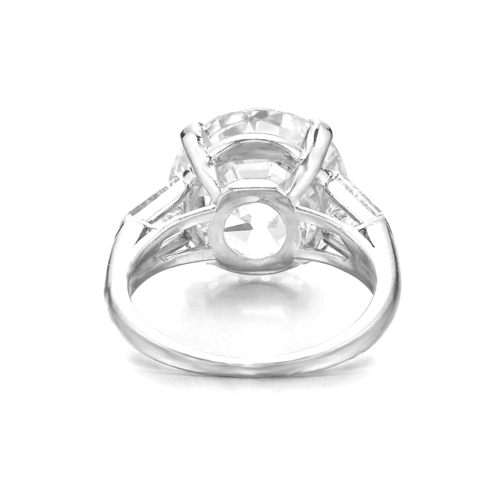 Cette bague de fiançailles exceptionnelle présente un diamant certifié GIA de 4 carats de taille européenne ancienne, serti dans du platine pour un look d'une sophistication pure. La taille en escalier de la pierre centrale révèle un effet de