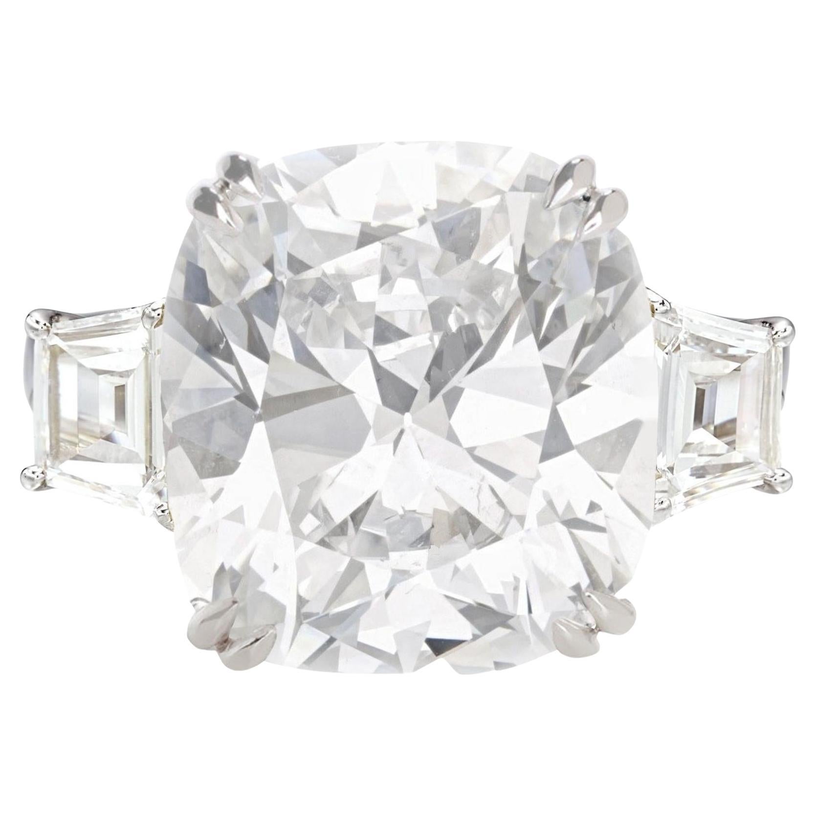Ein exquisiter 4-Karat-Diamantring mit Brillantschliff aus einer alten Mine, gefasst mit zwei trapezförmigen Diamanten an der Seite und gefasst in 18 Karat Weißgold

Der Hauptstein ist GIA-zertifiziert und hat einen wunderschönen Kissenschliff mit